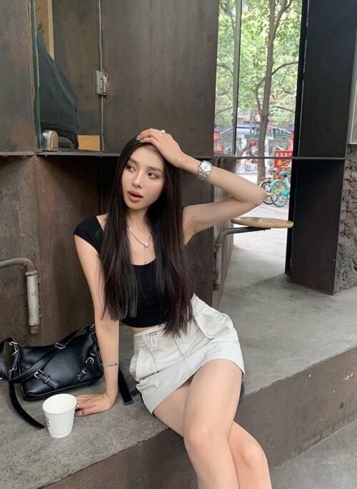 Black Low Neckline Cropped Top | Lisa - BlackPink
