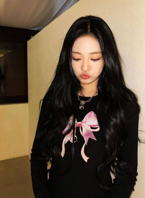 Black Ribbon Print Long Sleeve T-Shirt | Ningning - Aespa