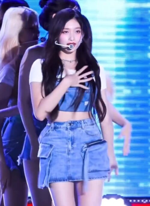 Blue Multi-Pocket Denim Mini Skirt | Leeseo - IVE