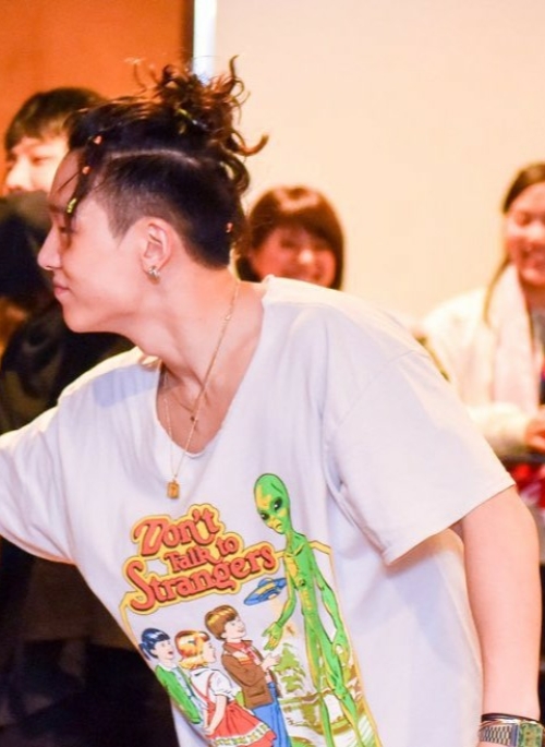 White “Don’t Talk To Strangers” Graphic T-Shirt | Bobby – iKON