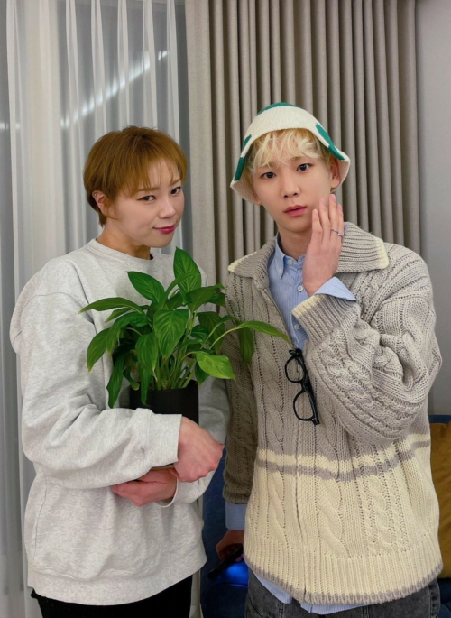 Grey Collared Zip-Up Cardigan With White Details | Key - SHINee