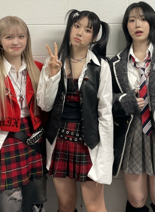 Red Eyelet-Embellished Plaid Skirt | Jiwoo - NMIXX