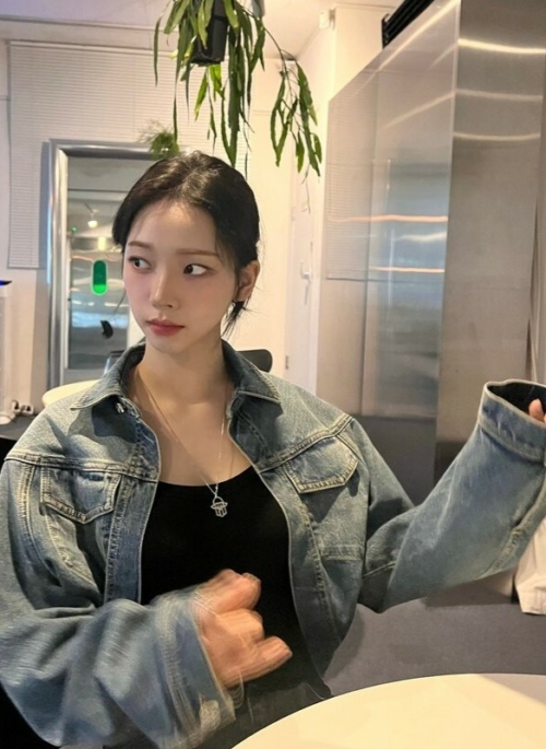 Blue One-Button Cropped Denim Jacket | Karina - Aespa