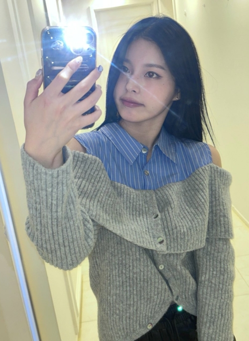 Grey Off-Shoulder Mock-Layer Cardigan | Kyujin - NMIXX