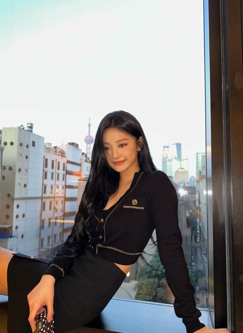 Black V-Neck Cropped Cardigan | Ningning - Aespa