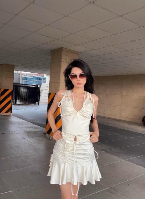 White Drawstrings Low Neckline Top | Kazuha - Le Sserafim