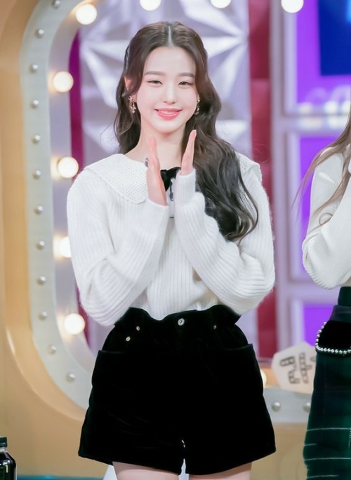 Black High-Waisted Velvet Shorts | Wonyoung - IVE